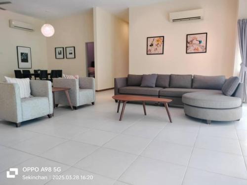 Sekinchan Bed & Breakfast | SeaView Homestay: Family-Friendly Getaway with Pool Access