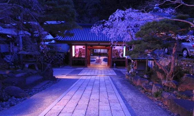 Koyasan House | Discover Sekishoin: Family-Friendly Retreat with Hot Tub