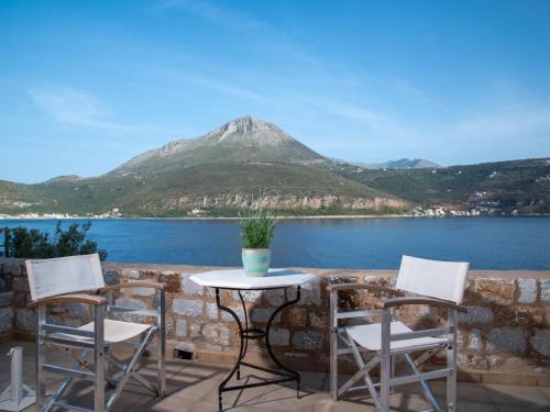 Itilo Apartment | Pet-Friendly Selana Studios with Oceanfront Pool Access