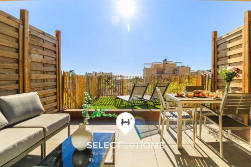 Le Lavandou Apartment | Relaxing Oceanfront Apartment with Pool and Outdoor Shower