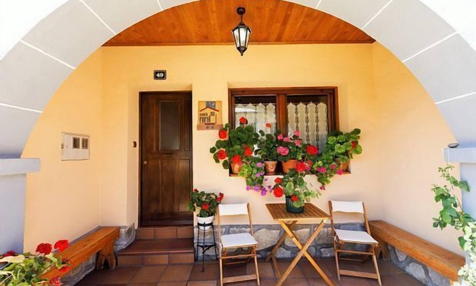 San Leonardo de Yague Cottage | Exceptional Self-Catering Laguna Negra 49 for Up to 10 Guests