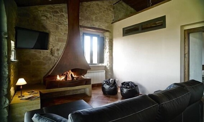 Sant Boi de Llucanes Cottage | Ideal Self-Catering Ca l'Avi for Families and Pets