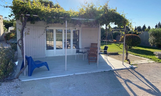 Saint-Saturnin-les-Avignon Cottage | Pet-Friendly Self-Catering Cottage with Ocean View in Provence
