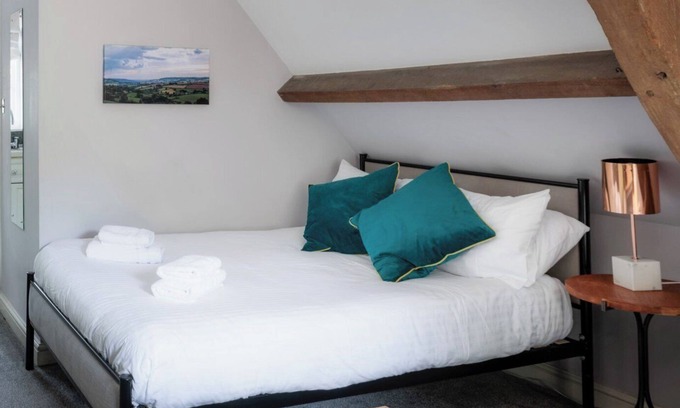 Box Apartment | Cozy Self-Catered Coach House near Bath with Private Entrance