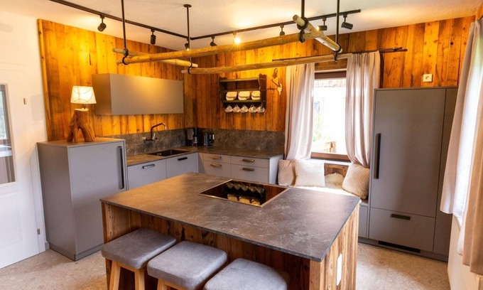 Maschl House | Stylish Self-Catering Cottage: Relax and Enjoy Pet-Friendly Amenities
