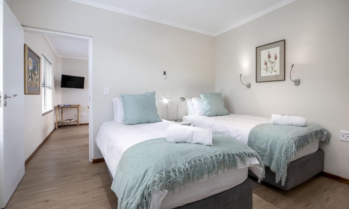 Hermanus Apartment | Beautiful Self-Catering Apartment with Oceanfront Views