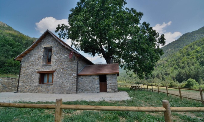 Hecho Cottage | Guest Rated 10/10: Self-Catering Borda Batista for 6
