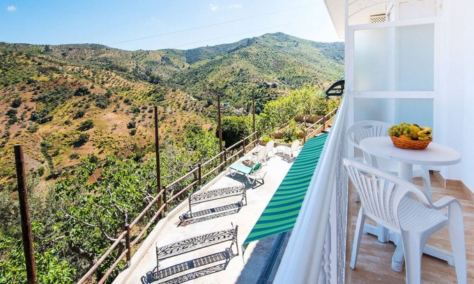 Totalan Cottage | Relaxing Getaway at De Oses Rural for 8 Guests
