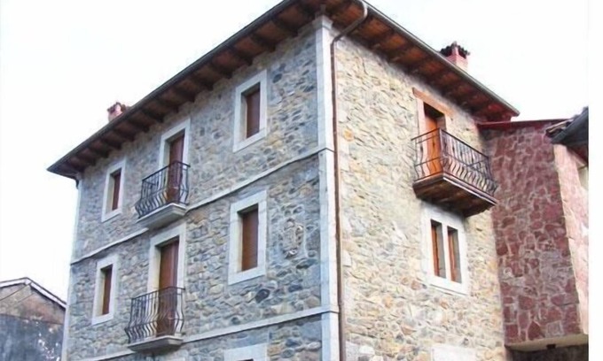 Boca de Huergano Cottage | Guest Rated: La Altanera Cottage with Lake Views for 8