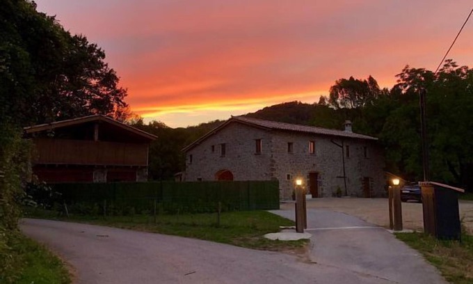 Olot Cottage | Exceptional Mas Tossols: Perfect for Groups with Private Pool