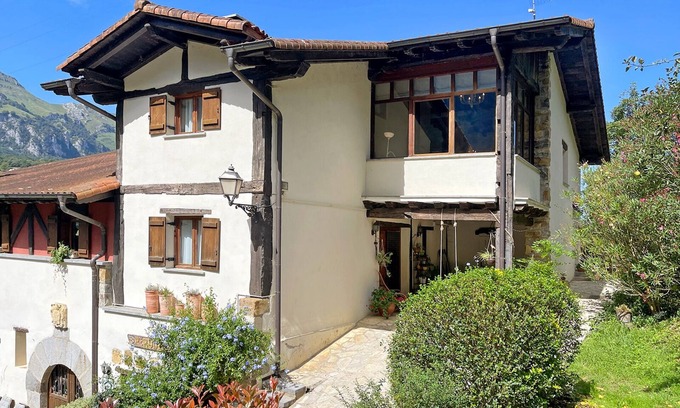 Araitz Cottage | Pet-Friendly Perunea: Oceanfront Bliss for Six Guests