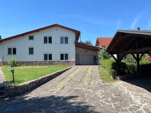 Nitra House | Spacious Self-Check 4-Bedroom House with Family-Friendly Perks