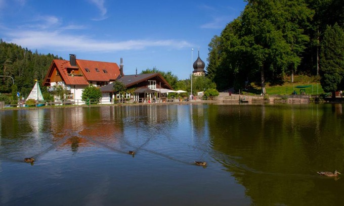 Triberg im Schwarzwald House | Self-Check-In Apartments with Restaurant by the Lake