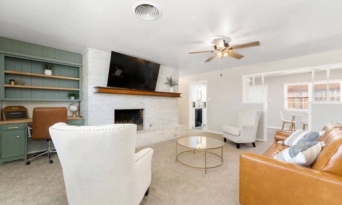 Lubbock House | Convenient Self Check-in with Full Kitchen & Top Amenities
