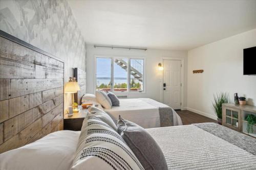 Petoskey House | Cozy Lake View Retreat with Self Check-In & Workspace