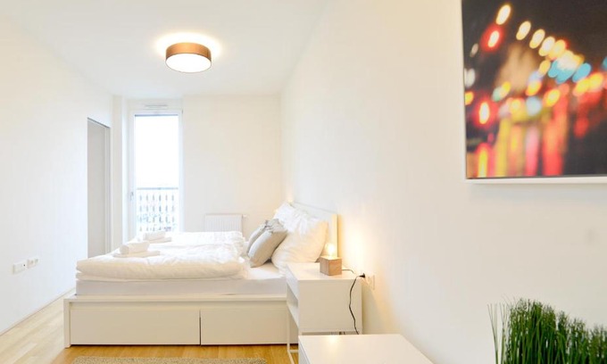 Brigittenau Apartment | Effortless Self-Check-In with Scenic Views & Free Parking