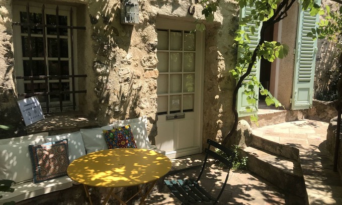 Auribeau-sur-Siagne Apartment | Independently Rated Room Near Cannes with Ocean Views
