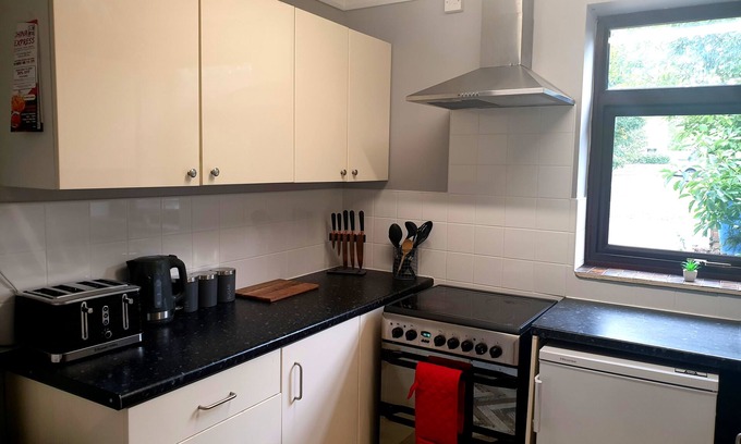 Norwich House | Ideal 4-Bed House with Parking and Complimentary Breakfast