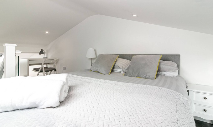 Stevenage House | Cozy One Bedroom House with Kitchen at King Pin Corner