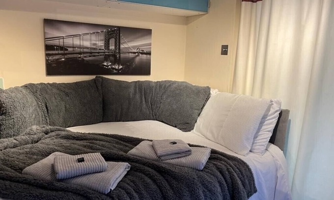 Cambridge Apartment | Cozy Self-Contained Studio with Kitchen & Pet Friendly