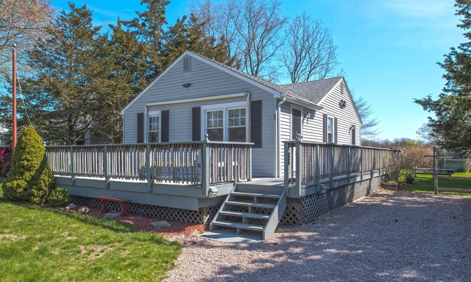 Misquamicut Cottage | Book Your Oceanfront Escape: 9.8 Star Rating & Beach Access
