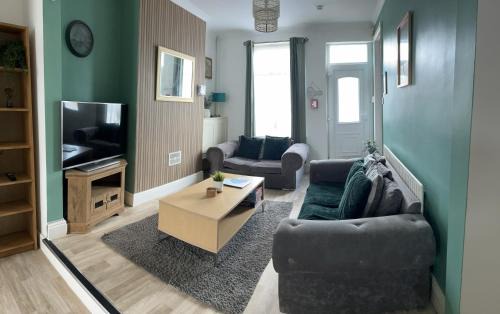 Giltbrook House | Cozy Selston House: 3 Bedroom Retreat for Families & Pets
