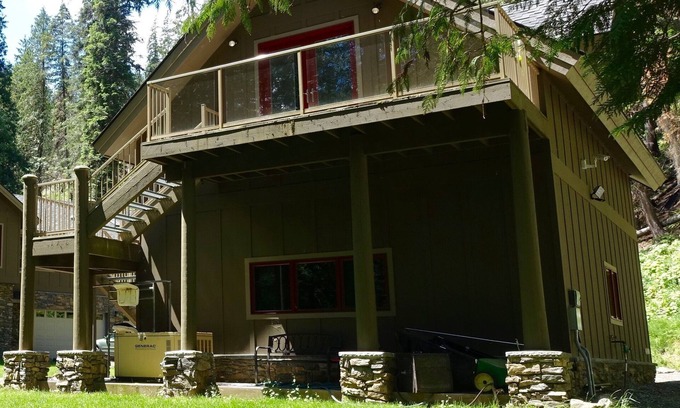 Kooskia House | Experience Selway Riverbank Studio Loft with Ocean View Pool