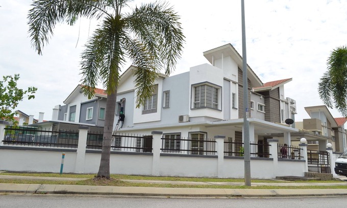 Puchong House | Cozy Semi-Detached House in Puchong with Kitchen Amenities