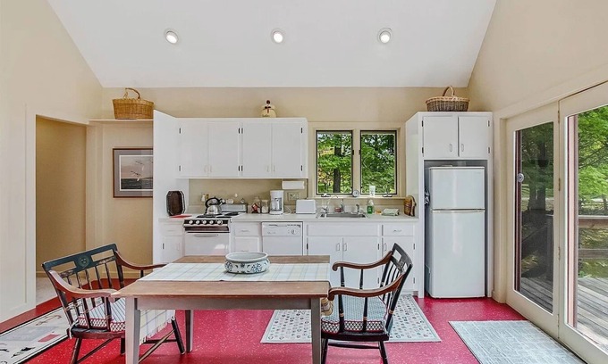 New London Cottage | Cozy Cottage Near Skiing, Hiking & Shopping in Town