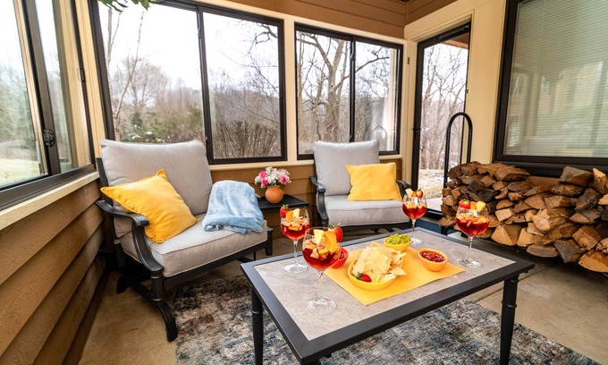 The Galena Territory House | Idyllic Galena Condo with Screened Porch and Scenic Views