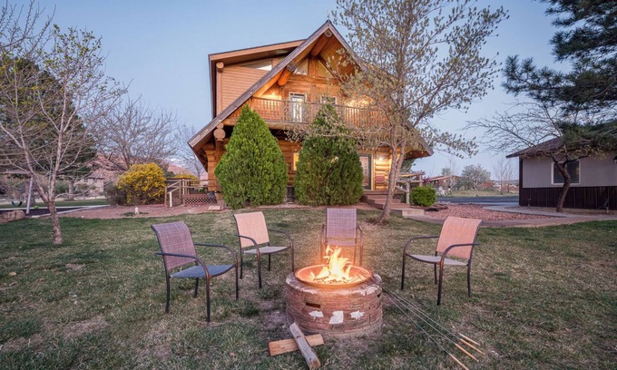 Moab South Valley Cabin | Inviting Sendero Log Home Near Downtown Moab with Hot Tub