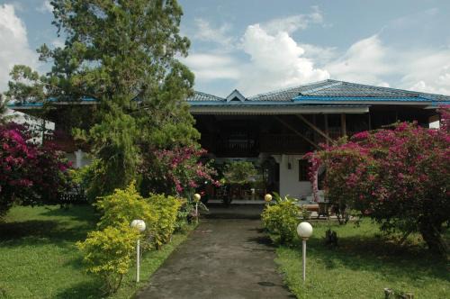 Pondang House | Cozy Sendowan Baru Amurang with Oceanfront Pool Access