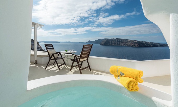 Oia Hotel | Senior Suite with Private Whirlpool & Caldera View
