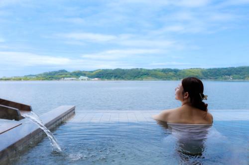 Yurihama Hotel | Discover Sennentei: Family-Friendly with Hot Tub & Breakfast