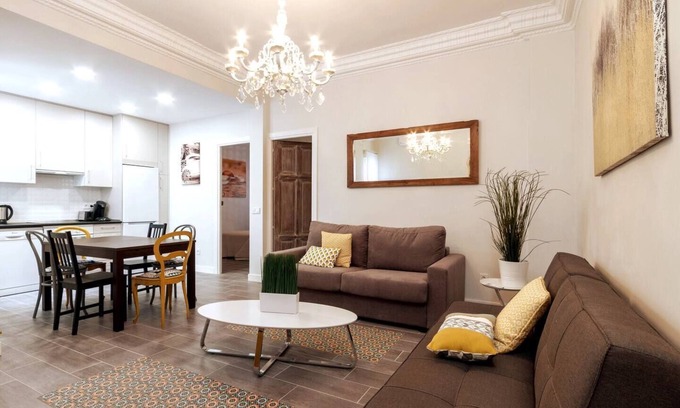 Palacio Apartment | Elegant Apartment Steps from the Royal Palace