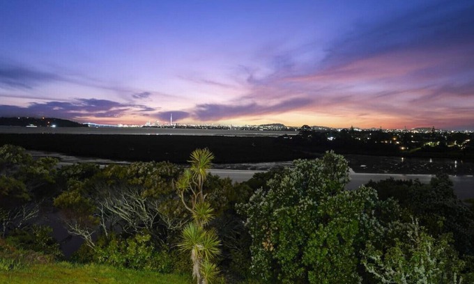 Te Atatu Peninsula House | Sensational Clifftop Masterpiece | Sea & City View
