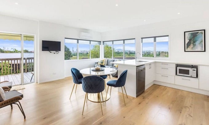 Northcote Apartment | Sensational North Shore Retreat | WiFi | Netflix