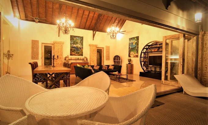 Renon Villa | Beachside Villa with Pool & Ocean View for Your Perfect Stay