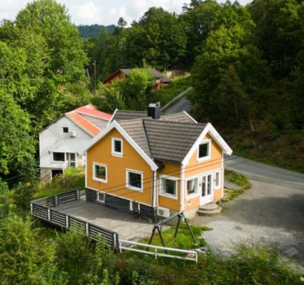 Lyngdal Apartment | Pet-Friendly Sentral Enebolig in Lyngdal Awaits You
