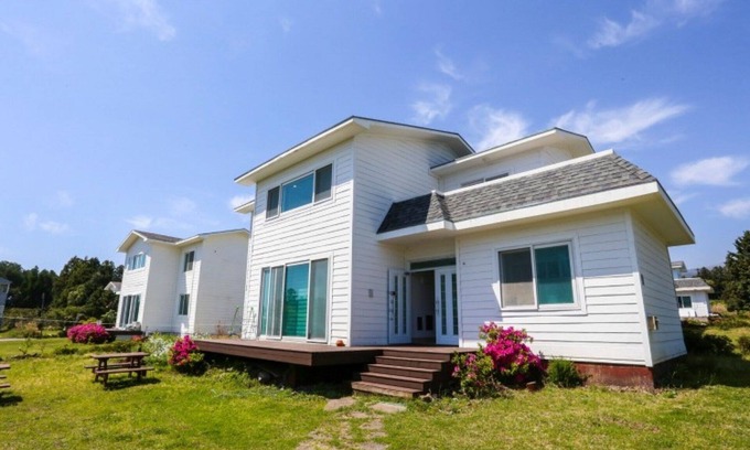 Daecheon-dong House | Eco-Friendly Stay at Seogwipo Joeun House Pensio