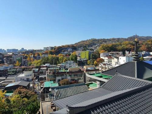 Seongbuk-dong Apartment | 'Seongbuk Castle Suites' 5 Bedroom, castle-wall view,