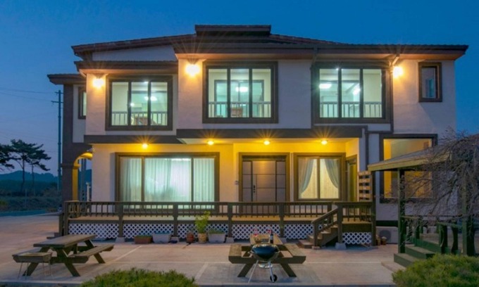 Seosan House | Eco-Friendly Seosan Woongdo Story Pension - Rated 10/10!