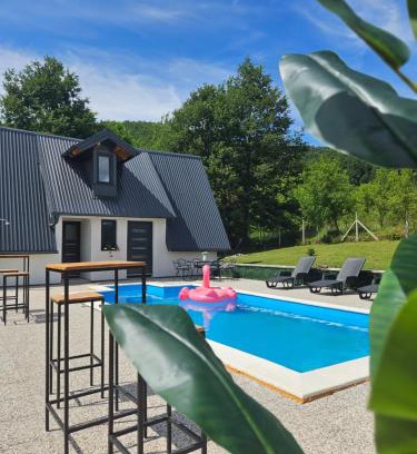 Lohovo Apartment | Discover Seosko domaćinstvo Bajbut: Pet-Friendly Retreat