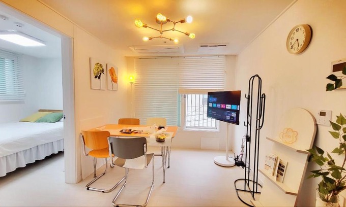Cheongpa-dong Apartment | Eco-Friendly Comfort at Seoul Station Joey House, Rated 10/10