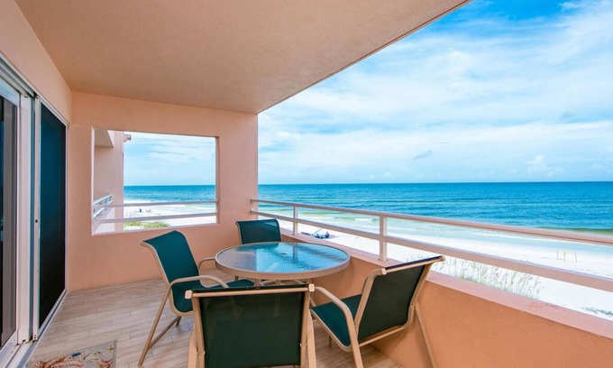 Bradenton Beach Condo | Oceanfront Coquina Beach Club #205 with Pool & Breakfast
