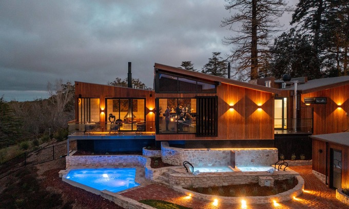 Crafers Cabin | Relaxing Sequoia Lodge - Adults Only with Pool & Spa