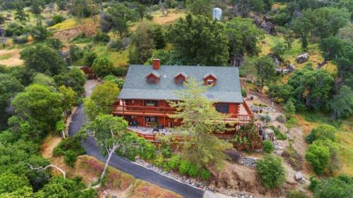 Three Rivers House | Sequoia Lookout Lodge: Family-Friendly Retreat with Kitchen