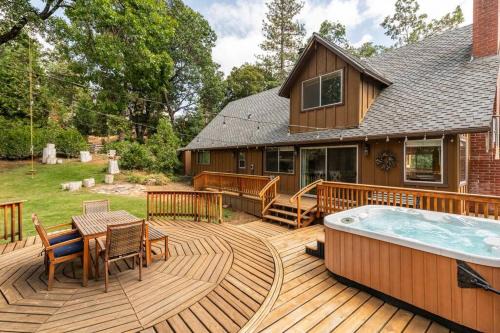 Springville House | Sequoia Retreat: Pet-Friendly Cabin with Hot Tub & Sundeck
