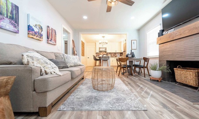Exeter House | Trendy Sequoia Sunrise Duplex with Firepit & Patio