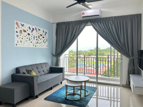 Kampung Bukit Merbah Apartment | Ocean-Themed Suite for Families with Pool Access
